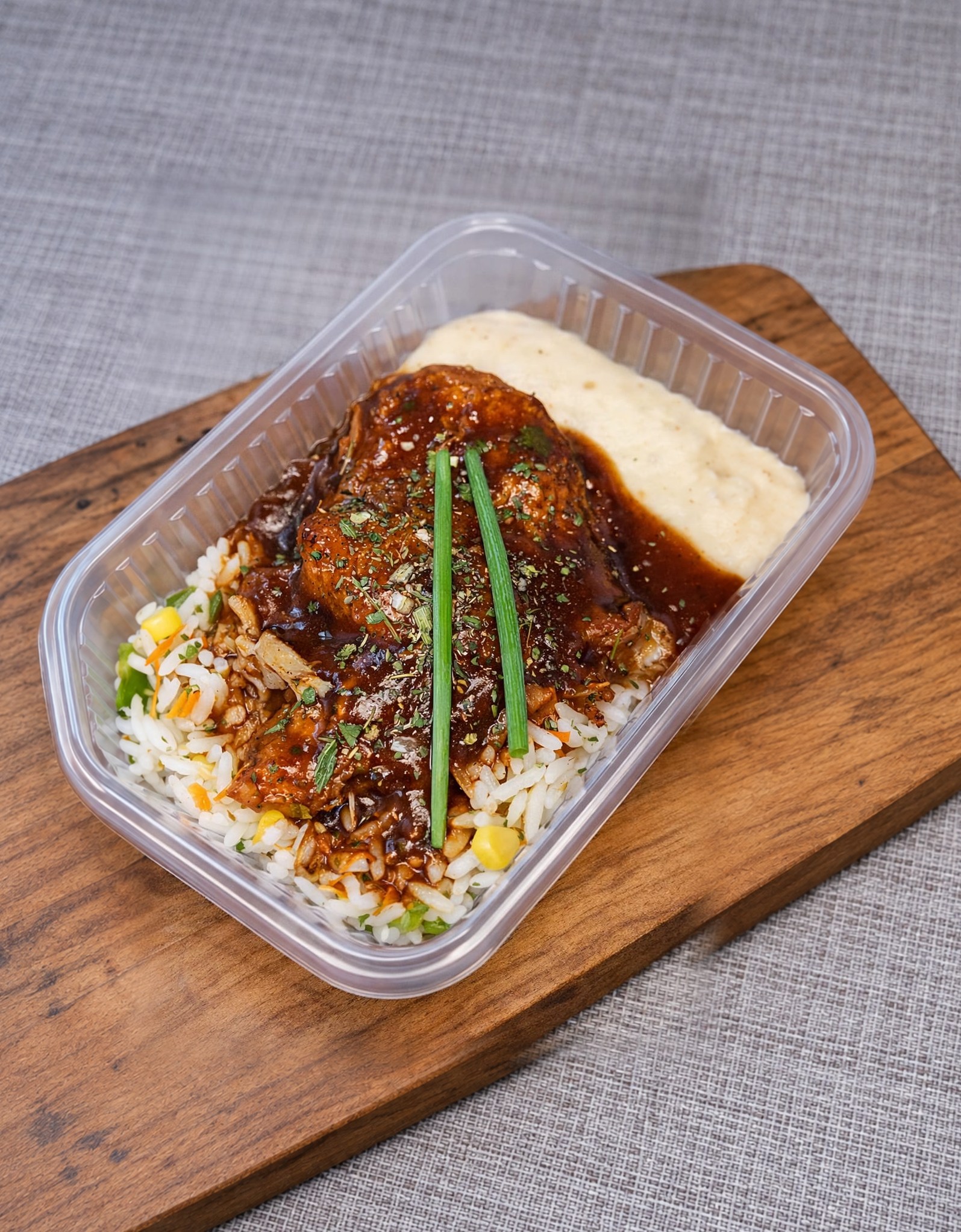 Marmita 21: Sobrecoxa assada, arroz à grega e purê - Casa Verde Foz do Iguaçu