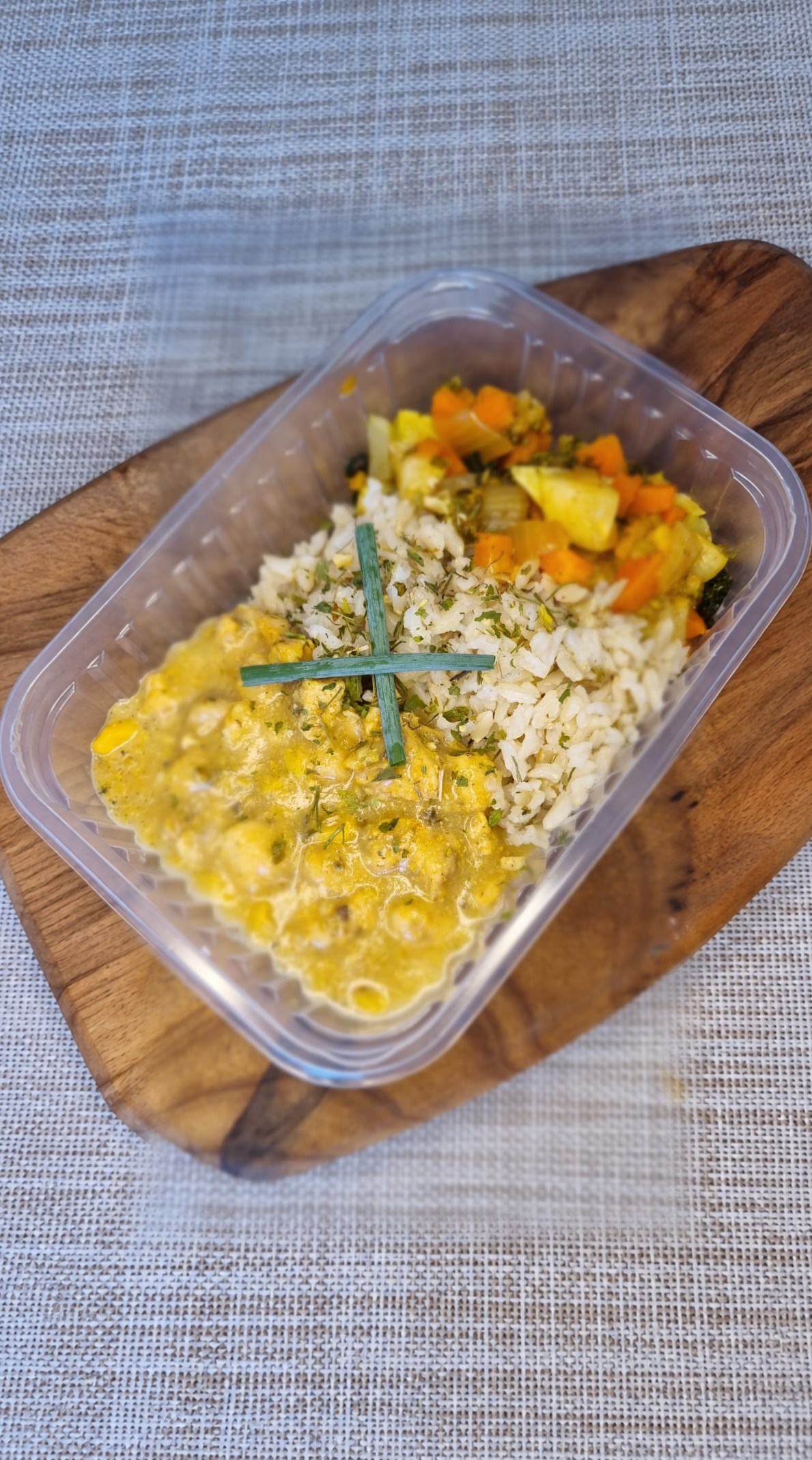 Marmita 7: Arroz integral, frango ao molho de milho e legumes - Casa Verde Foz do Iguaçu